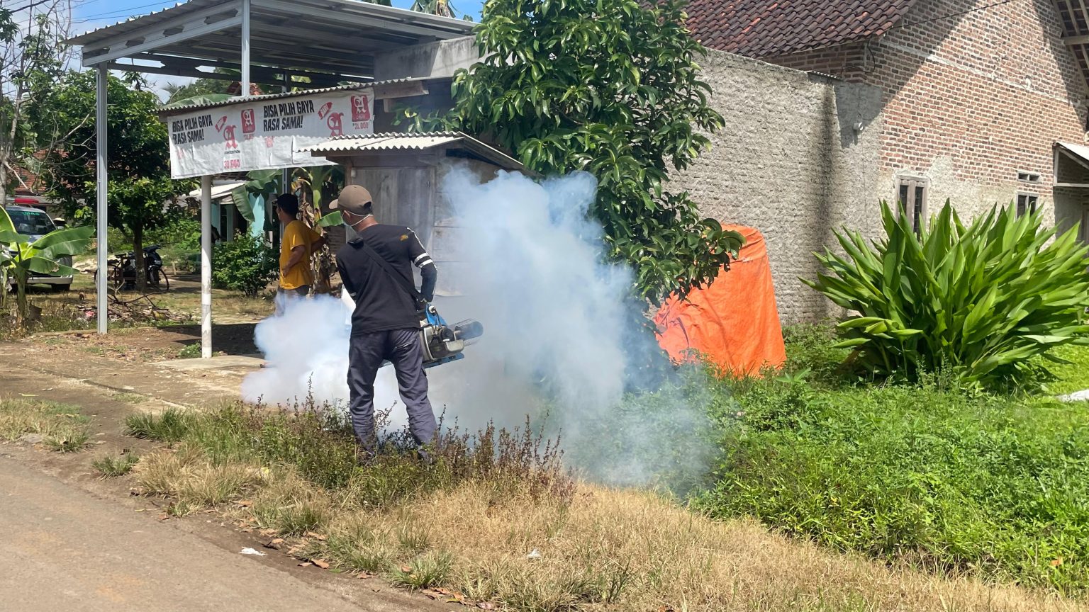 Aparatur desa telah mengadakan kegiatan bersih-bersih lingkungan dan bekerja sama dengan Puskesmas dalam pelaksanaan fogging