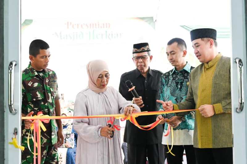 Pemotongan pita sebagai tanda peresmian Masjid Herkiar yang berlokasi di Kompleks Kompi Senapan A Batalyon 143/TWEJ, Kecamatan Gedongtataan