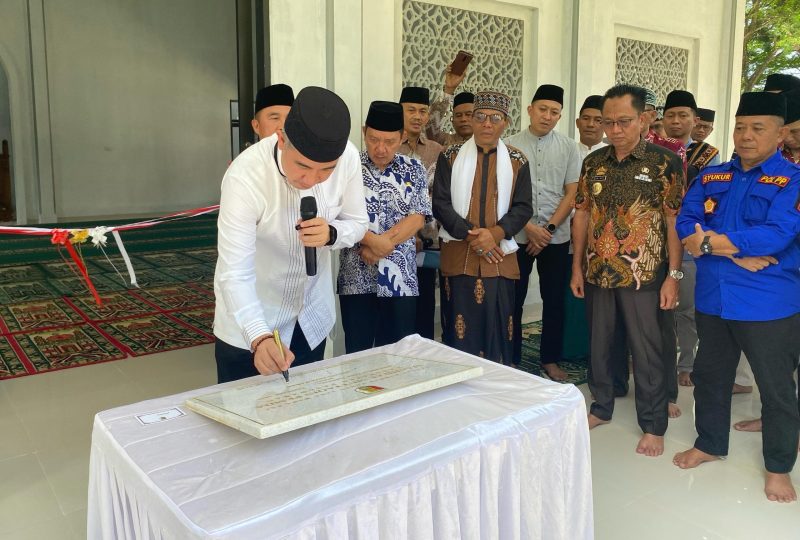 Bupati Pesawaran, Dendi Ramadhona, meresmikan Masjid Al-Muttaqin yang berlokasi di kompleks perkantoran Pemerintah Kabupaten (Pemkab) Pesawaran