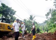 Pemkab Pesawaran Serahkan Bantuan Paket Sembako Air Mineral untuk Masyarakat Terdampak Banjir