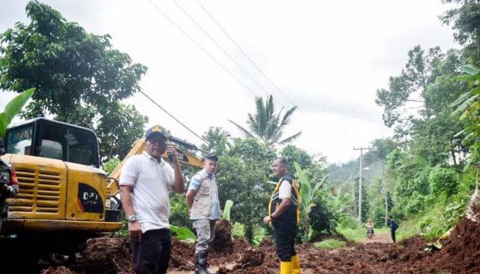 Pemkab Pesawaran Serahkan Bantuan Paket Sembako Air Mineral untuk Masyarakat Terdampak Banjir