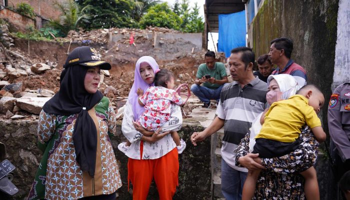 Walikota Eva Dwiana Berikan Santunan Kepada Anak Yatim Korban Longsor di Gedong Air