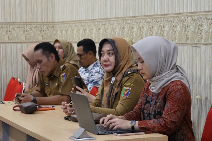 Pemprov Lampung mengikuti Rapat Koordinasi Pengendalian Inflasi Daerah dirangkaikan dengan Sertifikasi Produk Halal secara virtual bertempat di Ruang Command Center Lt. II Dinas Kominfotik Provinsi Lampung || Foto: Dinas Kominfotik Provinsi Lampung