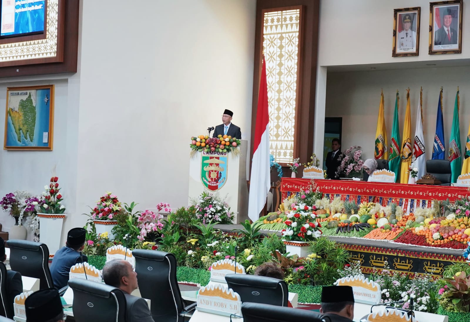 Gubernur Lampung, Rahmat Mirzani Djausal, menyampaikan pidato perdananya dalam Rapat Paripurna Istimewa DPRD Provinsi Lampung || Foto: Dinas Kominfotik Provinsi Lampung
