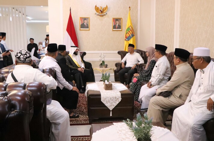 Gubernur Lampung, Rahmat Mirzani Djausal, didampingi Wakil Gubernur Lampung, Jihan Nurlela, menerima audiensi Imam Besar dari Arab Saudi, Syaikh Abdurrahman Al-Ausy, di Guest House Mahan Agung || Foto: Dinas Kominfo dan Statistik Provinsi Lampung
