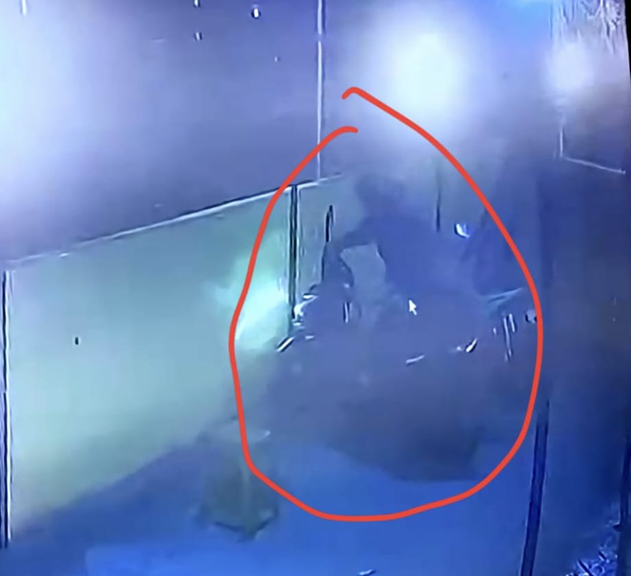 Aksi pencurian sepeda motor terekam kamera CCTV tepatnya di parkiran Rumah Makan Sambel Seruit Bu LIN, yang ad di Jl. Letjend Ryacudu, Sukarame || Foto: Istimewa