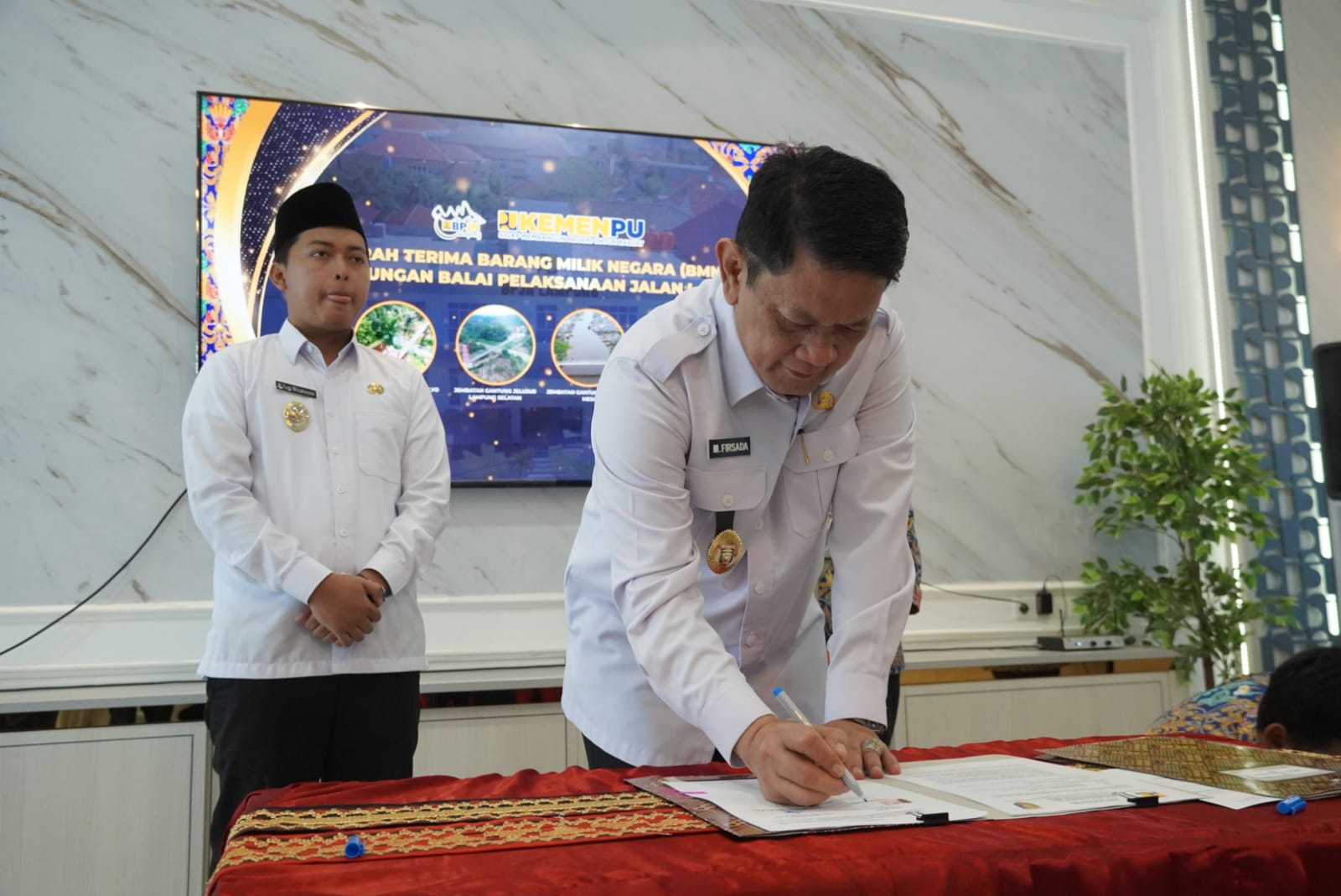 Plh Sekdaprov Lampung, Muhammad Firsada menghadiri kegiatan Serah Terima BMN bertempat di Kantor Balai Pelaksanaan Jalan Nasional Lampung Ditjen Bina Marga - Kementerian Pekerjaan Umum || Foto: Dinas Kominfotik Provinsi Lampung