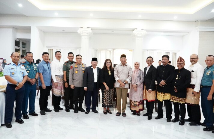 Gubernur Lampung, Rahmat Mirzani Djausal didampingi Ketua TP. PKK Provinsi Lampung, Purnama Wulan Sari, menggelar acara silaturahmi dan buka puasa bersama Forkopimda Provinsi Lampung || Foto: Dinas Kominfo dan Statistik Provinsi Lampung