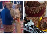 Rahmat Mirzani Djausal atau Iyay Mirza, diantar (antak) secara adat oleh masyarakat Lampung Pepadun masuk Rumah Dinas Mahan Agung || Foto: Istimewa