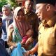 Gubernur Lampung Rahmat Mirzani Djausal memberikan bantuan sembako, kepada keluarga miskin, di Kelurahan Kota Bumi Tengah, Kecamatan Kota Bumi, Kabupaten Lampung Utara || Foto : Dinas Kominfotik Provinsi Lampung.