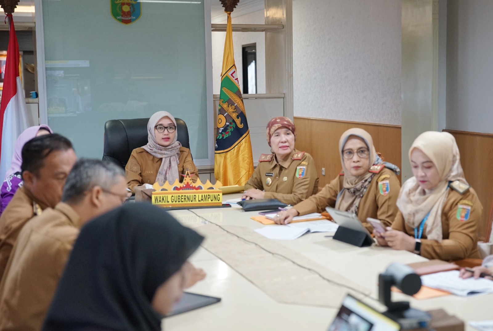 Wakil Gubernur Lampung Jihan Nurlela memimpin Rapat Koordinasi Akselerasi Penuntasan Pengelolaan Sampah yang diikuti 15 Kabupaten/Kota se-Provinsi Lampung, secara virtual || Foto: Adpim Pemprov Lampung