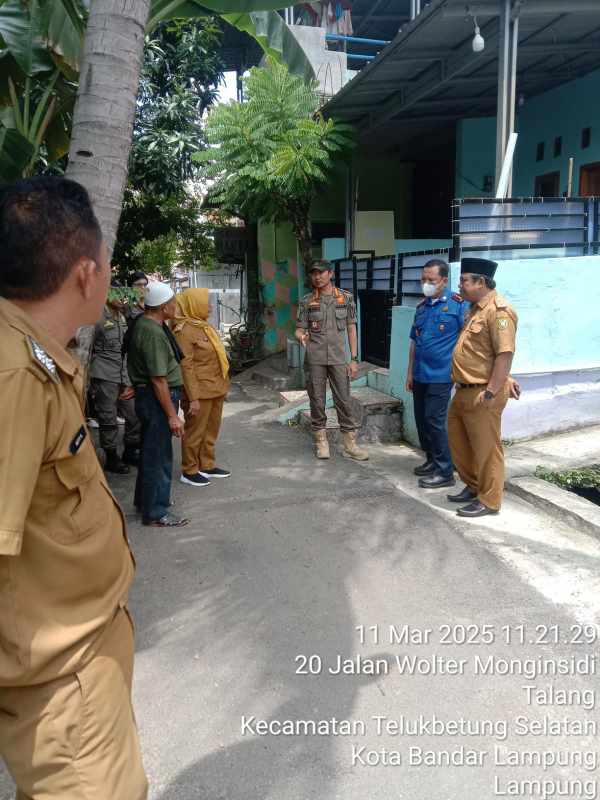 Satgas penertiban bangunan kota Bandar Lampung yang di pimpin oleh Kadis Damkar melakukan inspeksi terkait dengan bangunan ilegal yang berdiri di atas aliran sungai dan drainase || Foto: Dok. Satgas Penertiban Bangunan