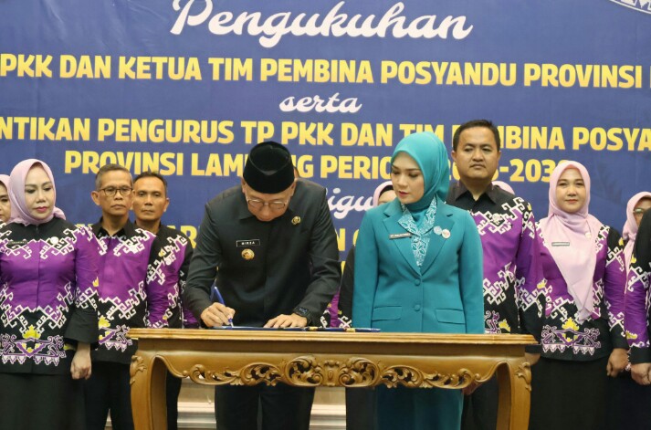 Gubernur Lampung, Rahmat Mirzani Djausal, secara resmi mengukuhkan dan melantik Pengurus TP PKK dan Tim Pembina Posyandu Provinsi Lampung periode 2025-2030 || Foto: Dinas Kominfotik Provinsi Lampung
