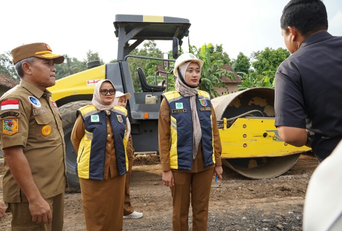 Wagub Lampung, Jihan Nurlela, melakukan groundbreaking perbaikan ruas jalan Jabung - Simpang Maringgai, desa Nibung Kecamatan Gunung Pelindung, Kabupaten Lampung Timur || Foto: Dinas Kominfotik Provinsi Lampung