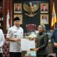 Gubernur Lampung Rahmat Mirzani Djausal menyerahkan Surat Pelaksana Tugas (Plt) Bupati Way Kanan kepada Wakil Bupati Way Kanan Ayu Asalasiyah || Foto: Adpim Pemprov Lampung