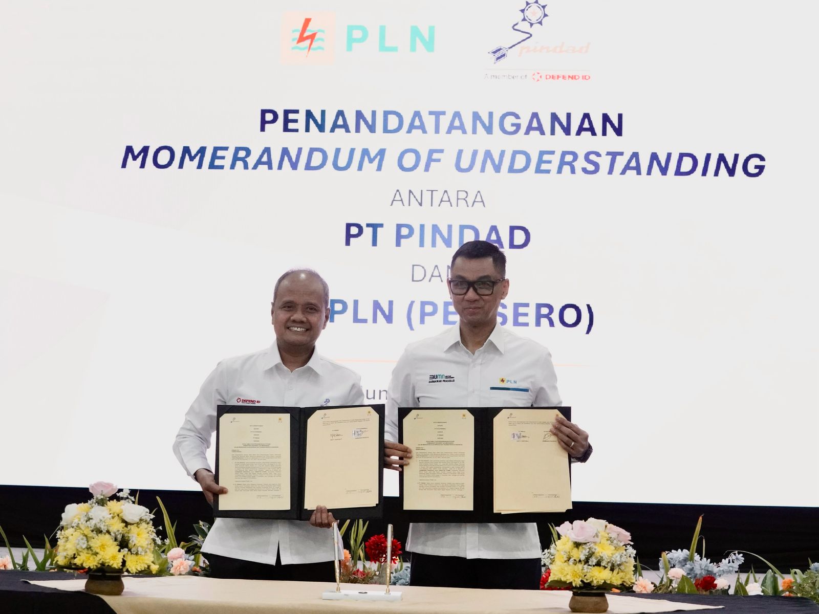Penandatanganan MoU yang dilakukan antara Direktur Utama PLN, Darmawan Prasodjo (kanan) dengan PT Pindad, Sigit P. Santosa (kiri) dengan ruang lingkup kerja sama studi pengembangan potensi pembangkit pikohidro dan mikrohidro dalam mendukung elektrifikasi dan transisi energi di Indonesia || Foto: Dok. PLN