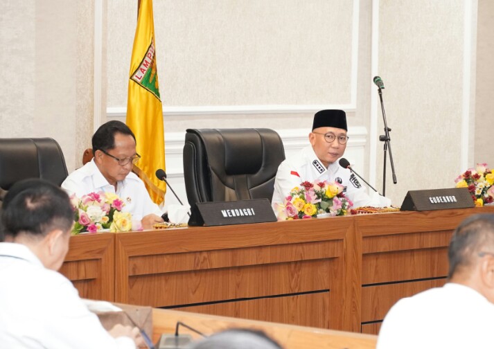 Gubernur Lampung, Rahmat Mirzani Djausal mengikuti Rapat Pembahasan Kesiapan Operasional Angkutan Lebaran Tahun 2025/1446 H bersama Menteri Dalam Negeri RI dan Menteri Perhubungan RI, di Ruang Rapat Utama Kantor Gubernur || Foto: Dinas Kominfotik Provinsi Lampung
