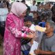 Ketua Tim Penggerak PKK Provinsi Lampung, Purnama Wulan Sari Mirza, menyerahkan bantuan kepada Maryono, salah satu penerima bantuan tongkat kruk, yang merupakan penyandang disabilitas fisik || Foto: Dinas Kominfotik Provinsi Lampung