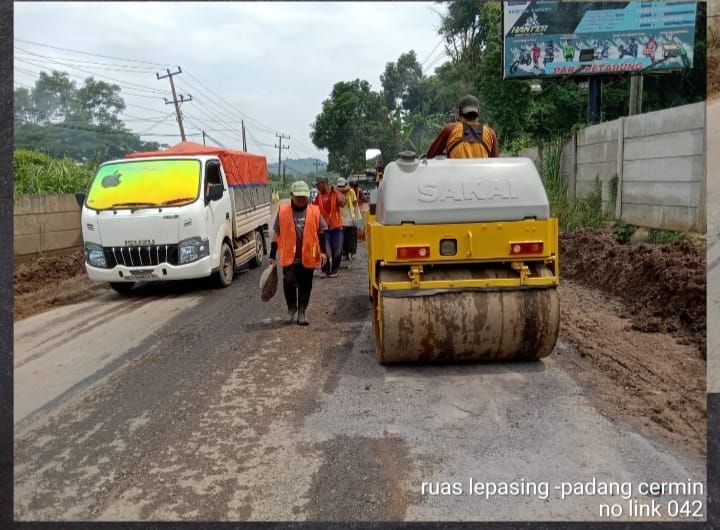 Pemprov Lampung terus melakukan perbaikan infrastruktur jalan. Salah satu fokus utamanya adalah perbaikan jalan daerah pesisir Teluk Lampung menuju berbagai pantai di Pesawaran || Foto: Dinas Kominfotik Provinsi Lampung