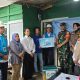 Muhammad Joharifin (empat dari kanan) General Manager PLN UID Lampung menyerahkan secara simbolis bantuan sambung listrik gratis Light Up The Dream (LUTD) kepada Iwan Kurniawan salah satu penerima manfaat warga Kelurahan Sumber Rejo Sejahtera, Iwan Kurniawan || Foto: Dok. PLN UID Lampung