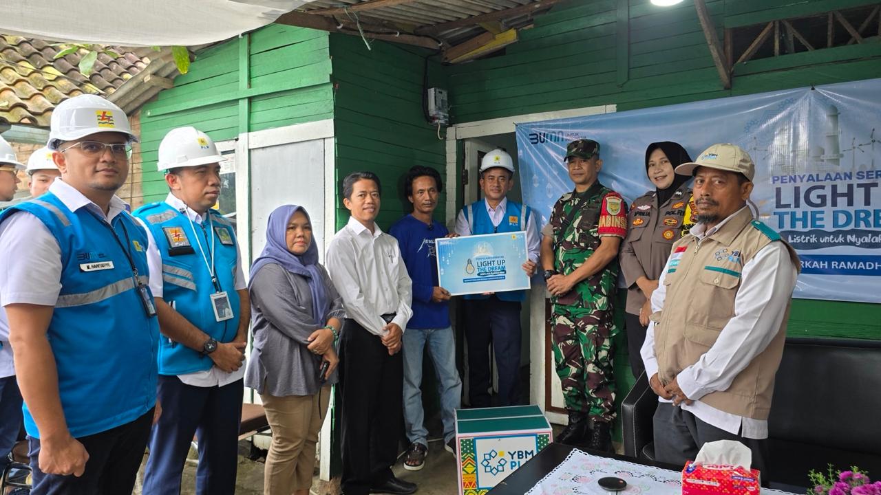 Muhammad Joharifin (empat dari kanan) General Manager PLN UID Lampung menyerahkan secara simbolis bantuan sambung listrik gratis Light Up The Dream (LUTD) kepada Iwan Kurniawan salah satu penerima manfaat warga Kelurahan Sumber Rejo Sejahtera, Iwan Kurniawan || Foto: Dok. PLN UID Lampung