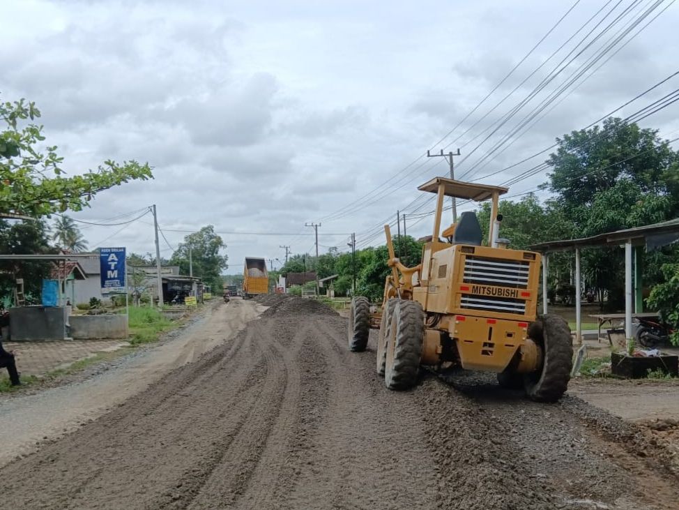 Perbaikan ruas jalan Kalirejo-Bangun Rejo di Kabupaten Lampung Tengah lagi dikebut menjelang arus mudik Lebaran Idul Fitri 1446 Hijriah || Foto: Dinas Kominfotik Provinsi Lampung