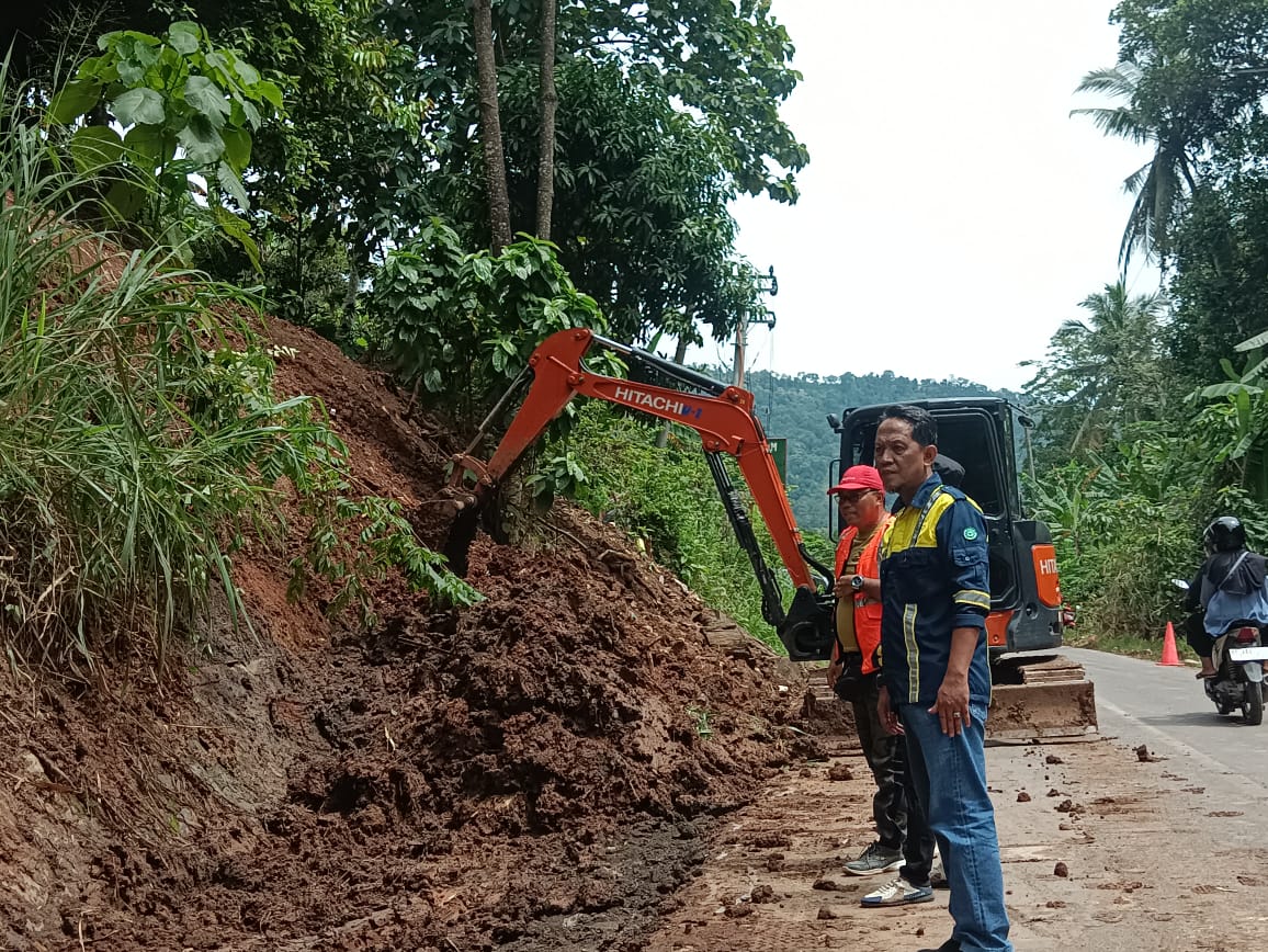 Suasana perbaikan sistem drainase di ruas jalan Lempasing-Padang Cermin || Foto: Tim Publikasi BMBK Lampung