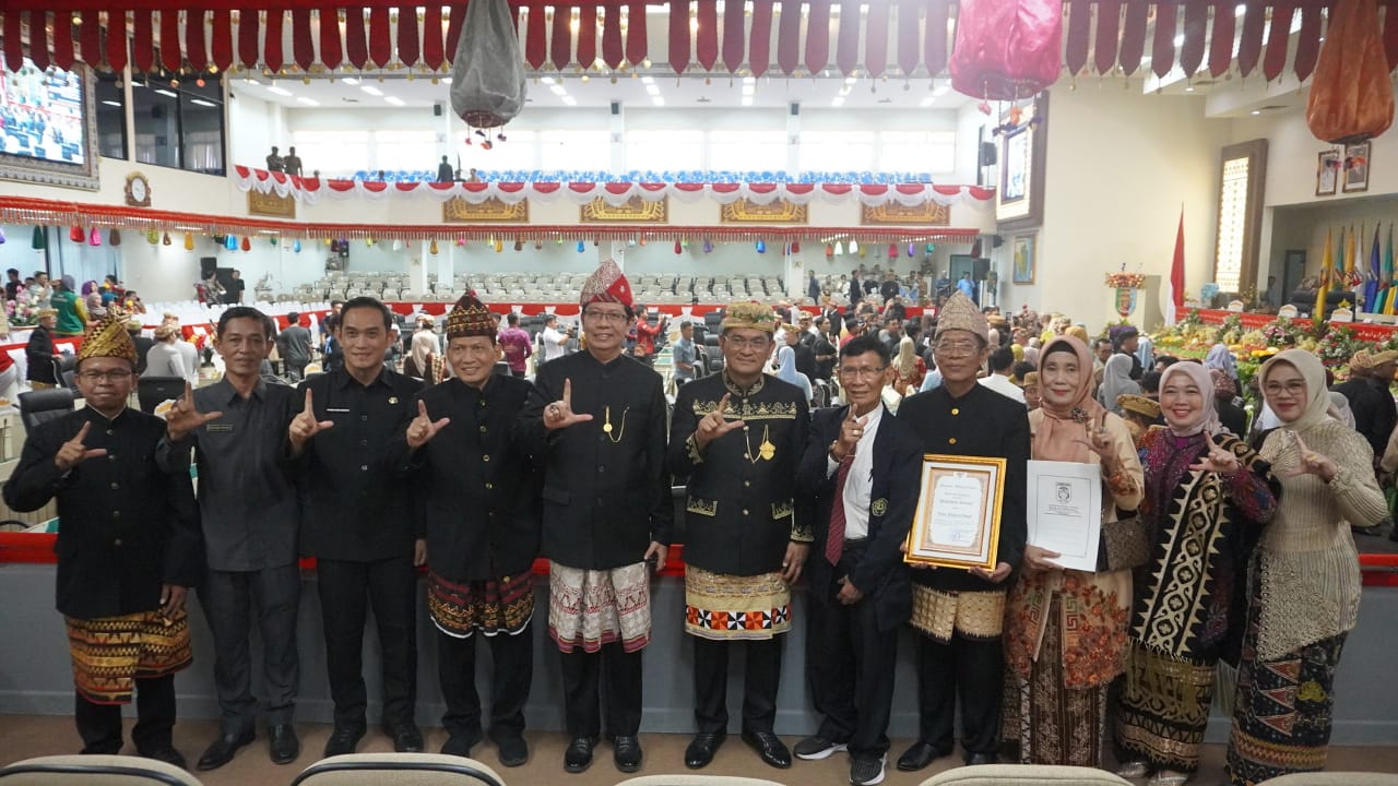 Gelar Pahlawan Daerah diberikan kepada ahli waris Wan Abdurachman, tepat pada peringatan Hari Ulang Tahun (HUT) Provinsi Lampung ke-61 || Foto: Dinas Kominfotik Provinsi Lampung