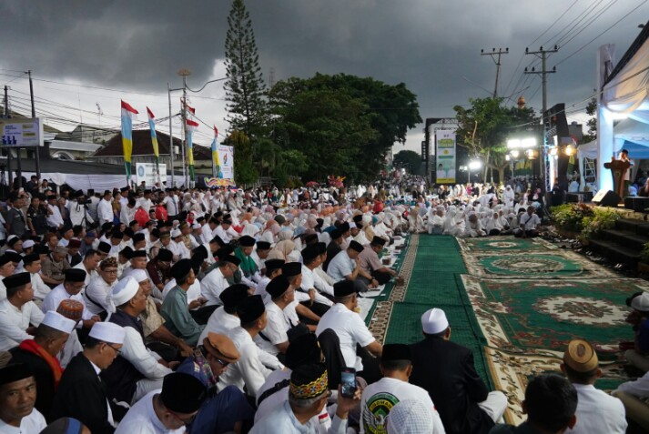 Ribuan masyarakat Lampung tumpah ruah memadati Jalan Dr. Susilo, Bandar Lampung, tepatnya di depan Mahan Agung, Rumah Dinas Gubernur Lampung, dalam rangka menghadiri kegiatan Lampung Bersholawat || Foto: Dinas Kominfotik Provinsi Lampung