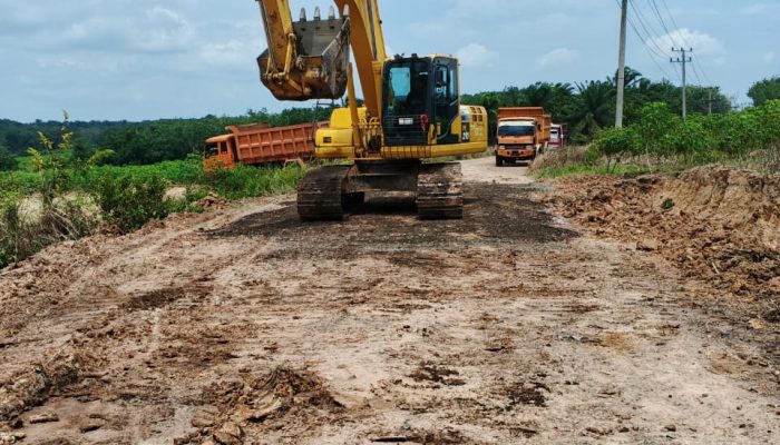 Perbaiki Ruas Tajab-Adi Jaya Way Kanan, Gubernur Lampung Minta Pelaku Usaha Ikut Jaga Jalan Tetap Mulus