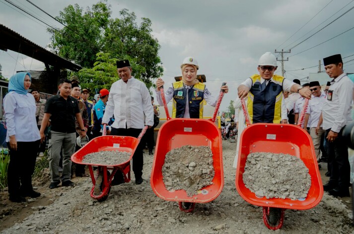 Wagub Lampung, Jihan Nurlela memulai pengerjaan rekonstruksi ruas jalan Bandar Jaya - Simpang Mandala, di Desa Rejosari, Seputih Raman || Foto: Dinas Kominfotik Provinsi Lampung