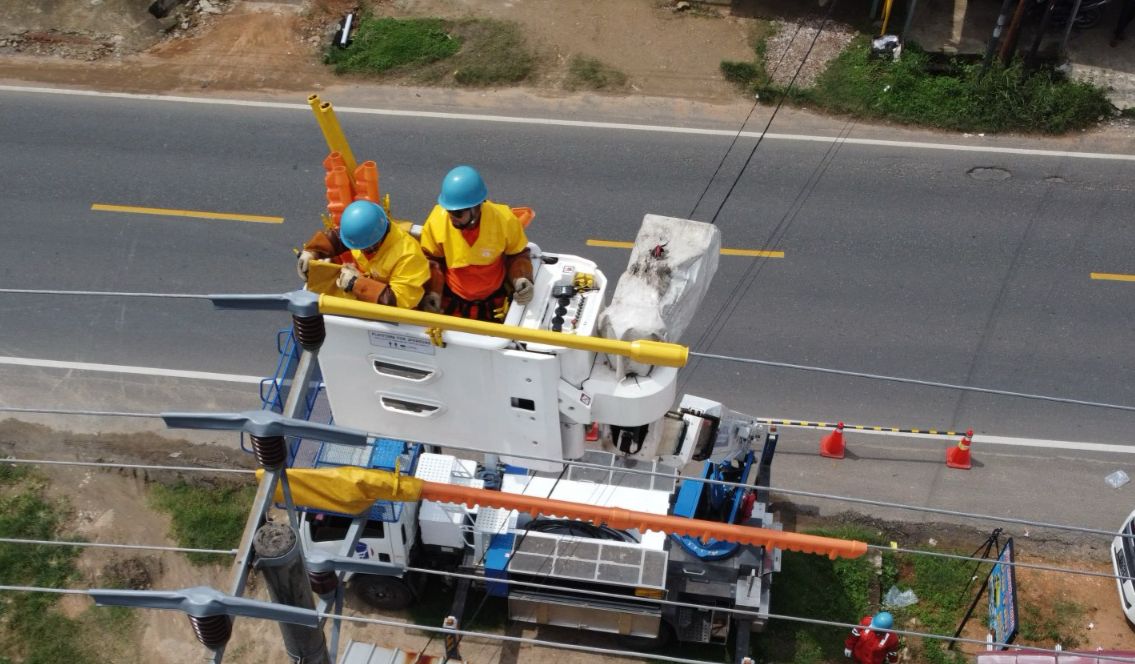 Tim Elit PDKB UP3 Metro saat peningkatan keandalan jaringan listrik dengan pemeliharaan tanpa padam || Foto: Dok. PLN UP3 Metro