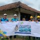 Tim PLN ULP Menggala berfoto bersama Lilik Suryani, warga Penawar Jaya, Tulang Bawang salah satu penerima bantuan Penyambungan Listrik Gratis || Foto: Dok. PLN UP3 Kotabumi