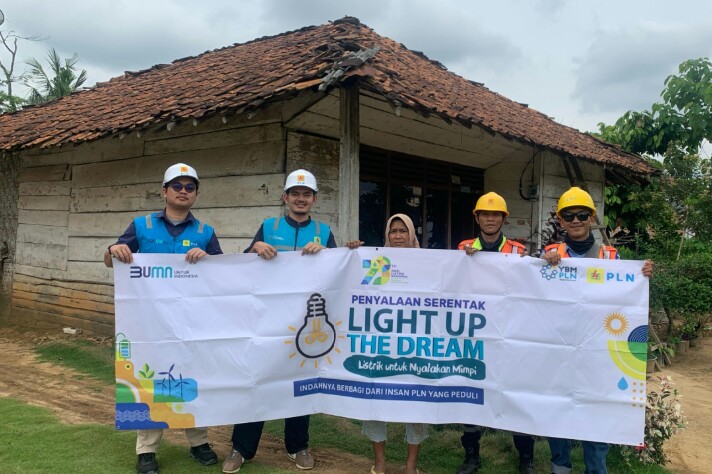 Tim PLN ULP Menggala berfoto bersama Lilik Suryani, warga Penawar Jaya, Tulang Bawang salah satu penerima bantuan Penyambungan Listrik Gratis || Foto: Dok. PLN UP3 Kotabumi