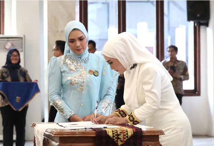 Pengukuhan Ketua Dekranasda, Bunda Paud dan Bunda Literasi Kabupaten/Kota Se-Provinsi Lampung oleh Ketua Dekranasda, Bunda Paud, dan Bunda Literasi Provinsi Lampung, Purnama Wulansari Mirza || Foto: Dinas Kominfotik Provinsi Lampung