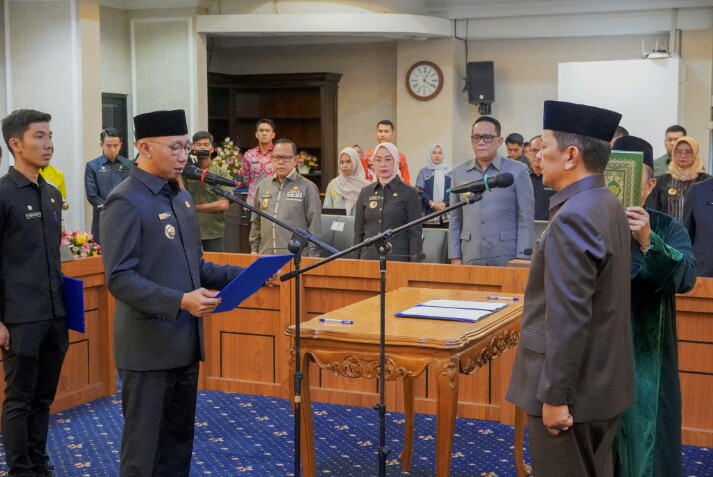 Gubernur Lampung, Rahmat Mirzani Djausal melantik dan mengambil sumpah janji jabatan Pj. Sekdaprov Lampung || Foto: Dinas Kominfotik Provinsi Lampung