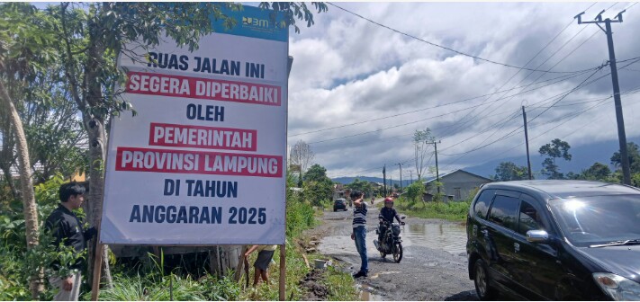 Gubernur Lampung Rahmat Mirzani Djausal menginstruksikan Dinas BMBK segera menangani kerusakan ruas jalan provinsi Liwa–Batas Sumatra Selatan || Foto: Dinas Kominfotik Provinsi Lampung