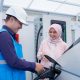 Ilustrasi pengguna electric vehicle dibantu oleh Petugas PLN sedang mengisi kendaraan listriknya di SPKLU || Foto: Dok. PLN