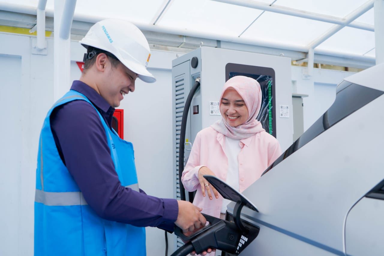 Ilustrasi pengguna electric vehicle dibantu oleh Petugas PLN sedang mengisi kendaraan listriknya di SPKLU || Foto: Dok. PLN