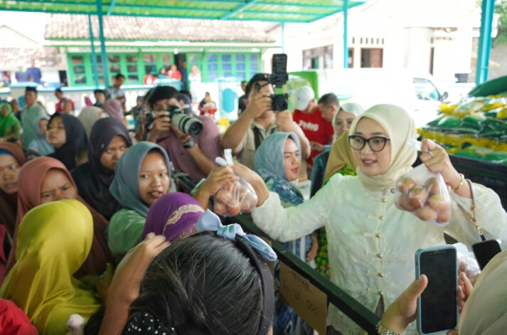 Wagub Lampung saat meninjau warga yang antusias memanfaatkan kesempatan untuk mendapatkan bahan kebutuhan pokok dengan harga lebih terjangkau || Foto: Dinas Kominfotik Provinsi Lampung