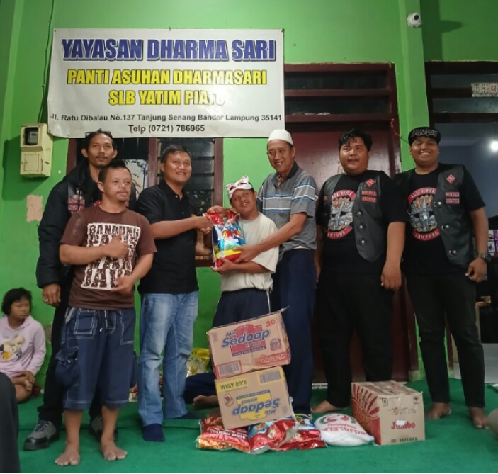SMSI Kota Bandar Lampung menggelar bakti sosial dengan menyalurkan santunan dan sembako ke Panti Asuhan Disabilitas Dharma Sari || Foto: Dok. SMSI Bandar Lampung