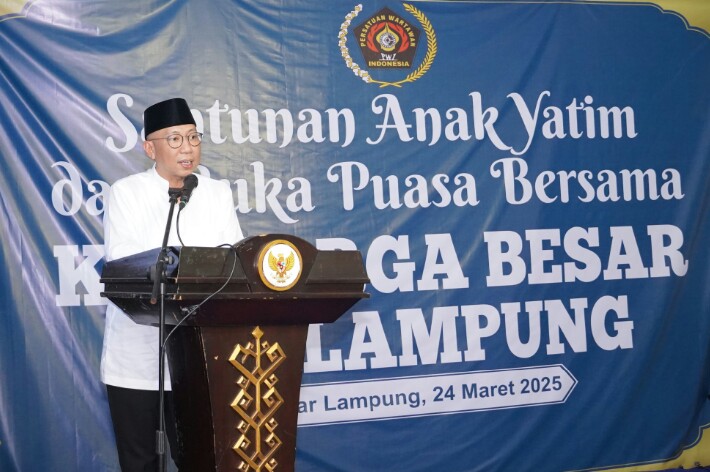 Gubernur Lampung Rahmat Mirzani Djausal saat menghadiri kegiatan Santunan Anak Yatim dan Buka Puasa Bersama Keluarga Besar Persatuan Wartawan Indonesia (PWI) di Balai Wartawan H. Sofian Akhmad, Kantor PWI Lampung || Foto: Dinas Kominfotik Provinsi Lampung