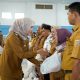 Wagub Lampung, Jihan Nurlela membagikan paket sembako kepada Aparatur Sipil Negara (ASN) Golongan I dan Golongan II di Lingkungan Pemerintah Provinsi Lampung || Foto: Dinas Kominfotik Provinsi Lampung