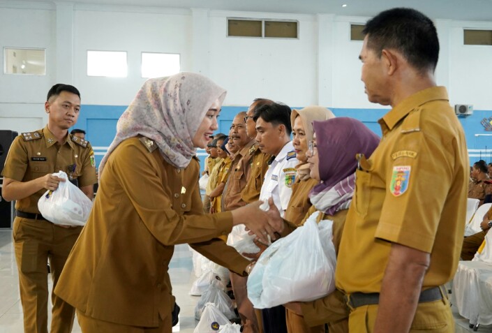 Wagub Lampung, Jihan Nurlela membagikan paket sembako kepada Aparatur Sipil Negara (ASN) Golongan I dan Golongan II di Lingkungan Pemerintah Provinsi Lampung || Foto: Dinas Kominfotik Provinsi Lampung
