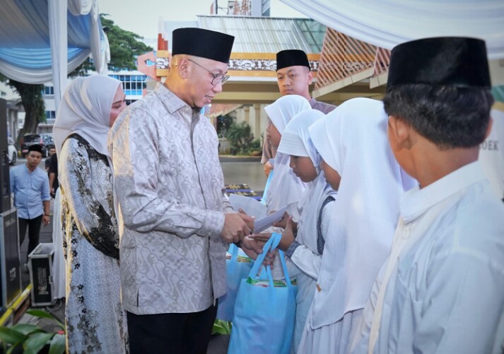 Gubernur Lampung menyerahkan tali asih dan bingkisan secara simbolis kepada yatim piatu, dhuafa, pasien dan keluarganya || Foto: Dinas Kominfotik Provinsi Lampung