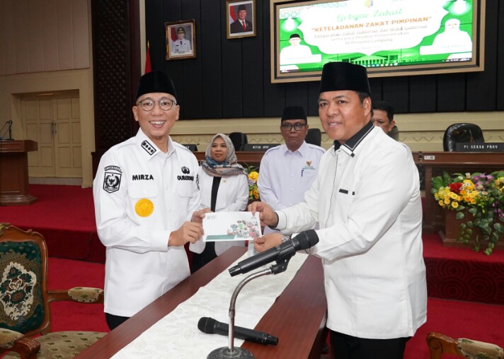 Gubernur Lampung, Rahmat Mirzani Djausal menunaikan kewajiban membayar zakat fitrah dan zakat mal menjelang Idul Fitri 1446 Hijriah, melalui Baznas Provinsi Lampung || Foto: Dinas Kominfo Provinsi Lampung