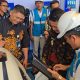 Sekretaris Daerah Provinsi Lampung Muhammad Firsada melakukan uji coba pengisian daya baterai di SPKLU Pelabuhan Penyeberangan Bakauheni || Foto: PLN UID Lampung