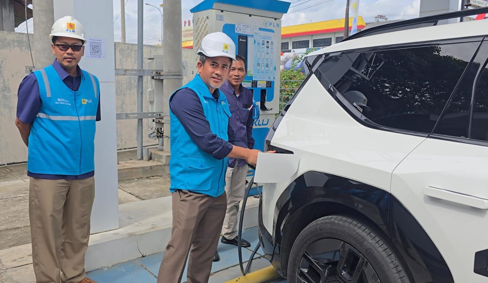 General Manager PLN UID Lampung, Muhammad Joharifin tengah melakukan pengisian Kendaraan Listrik di SPKLU Els Cafe Kota Bandar Lampung || Foto: Dok. PLN UID Lampung