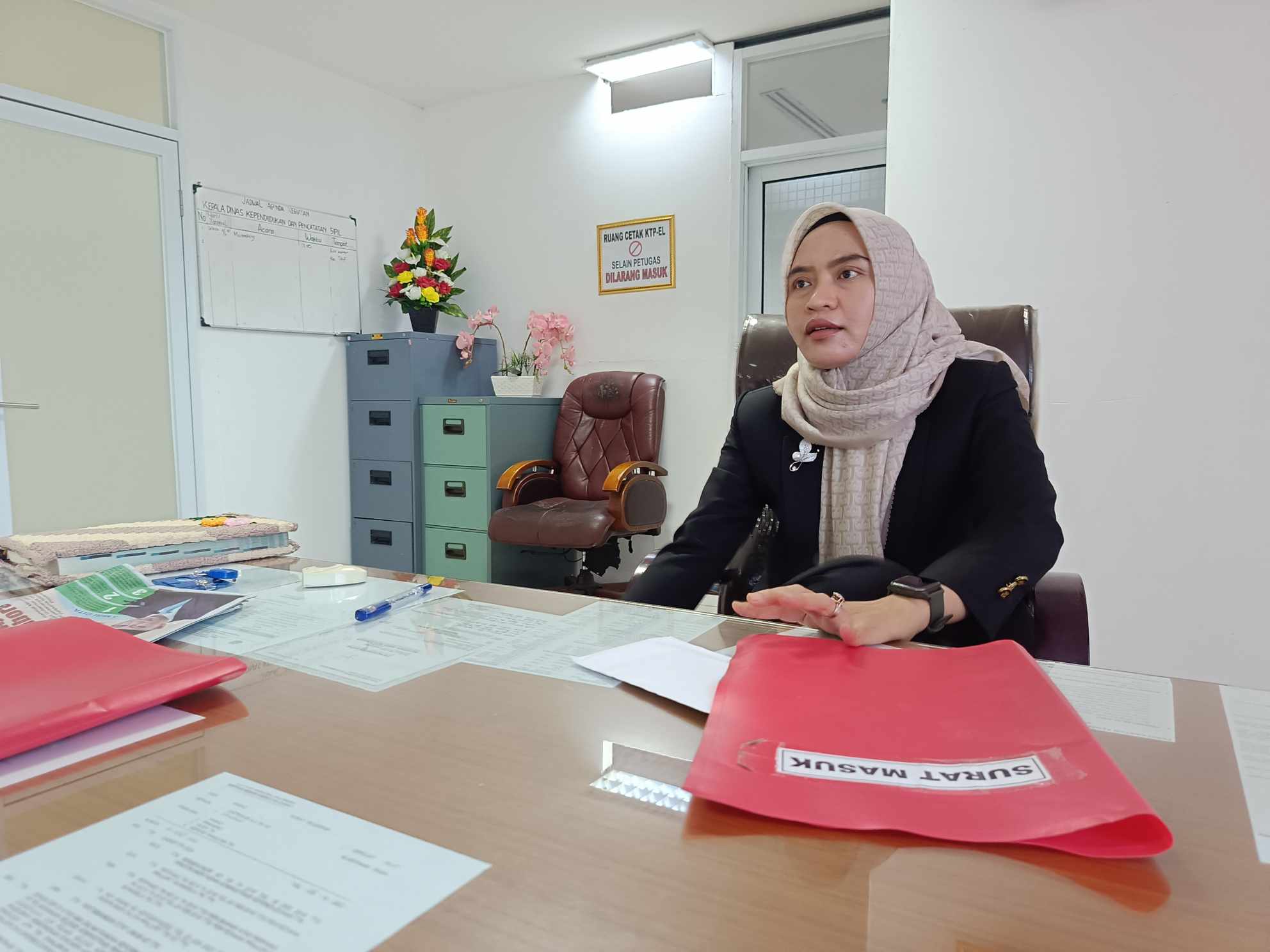 Kepala Disdukcapil, Febriana memberikan keterangan mengenai kejahatan siber yang mengatasnamakan Disdikcapil Bandar Lampung || Foto: 5W1HINDONESIA.ID