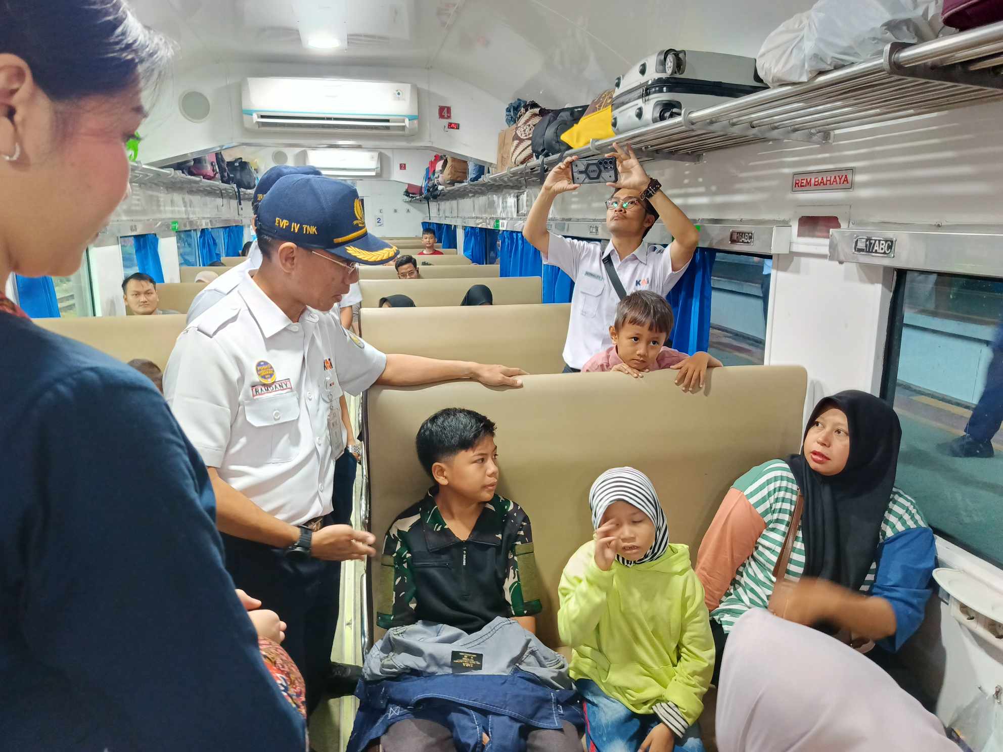 Plt Executive Vice President PT. KAI Divre IV sedang berbincang dengan penumpang || Foto: 5W1HINDONESIA.ID